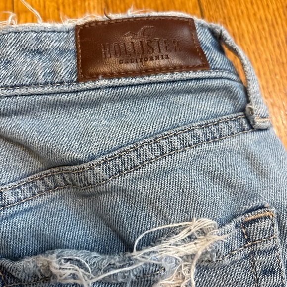 Hollister Light Blue Distressed Curvy High Rise Mom Jeans-Size 1 Short - Picture 4 of 6